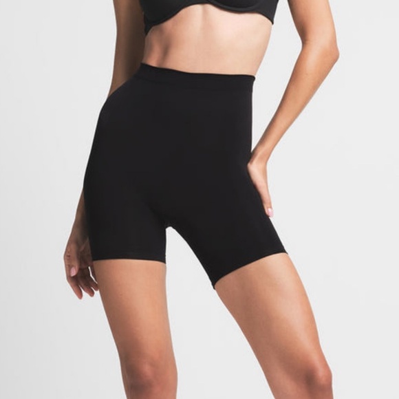 Skims Mid Thigh Short (size SMALL) in Onyx - Picture 1 of 6